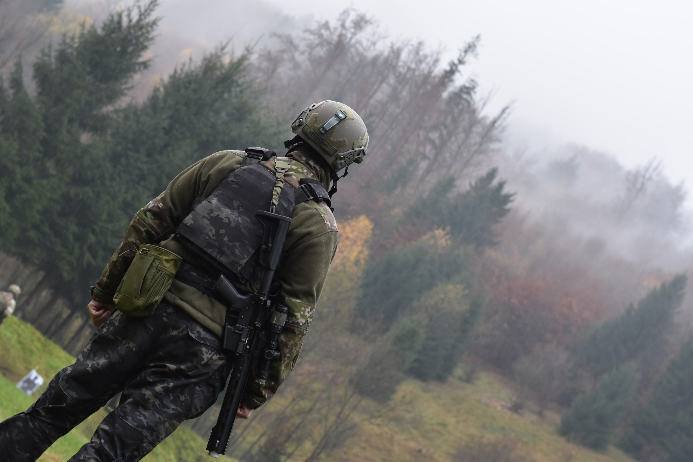 Heavy divízia Battlefield — súťažiaci s balistickou prilbou a nosičom plátov